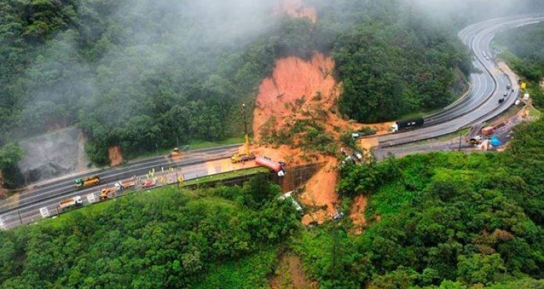 Após grande deslizamento, PRF libera tráfego em pista simples na BR-376.