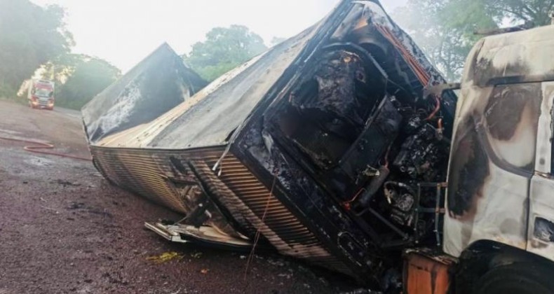 Caminhão com 18 toneladas de carne é destruído pelo fogo na BR-282.