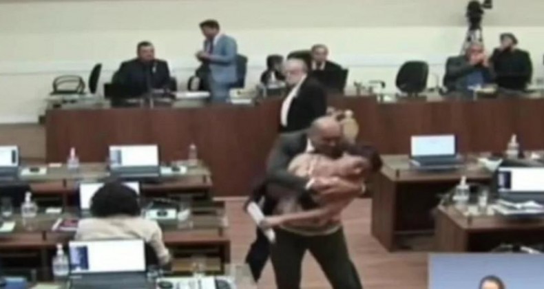 Denúncia contra parlamentar que agarrou vereadora é aceita pela Câmara.