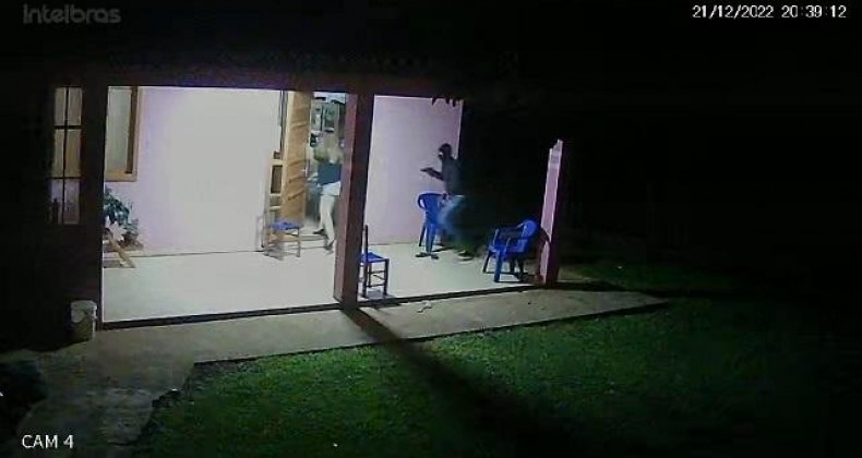 Homem armado invade casa e rende família no Oeste de SC.