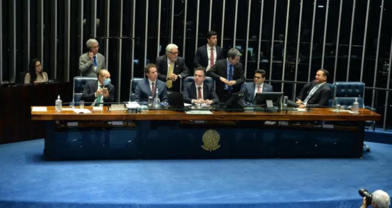 PEC eleva teto de gastos para pagar Bolsa Família.