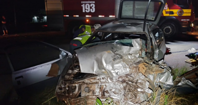 Violenta colisão entre carro e caminhão mata duas pessoas em Campo Erê.