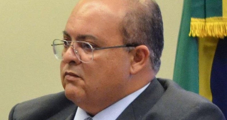 Alexandre de Moraes afasta governador do Distrito Federal por 90 dias.