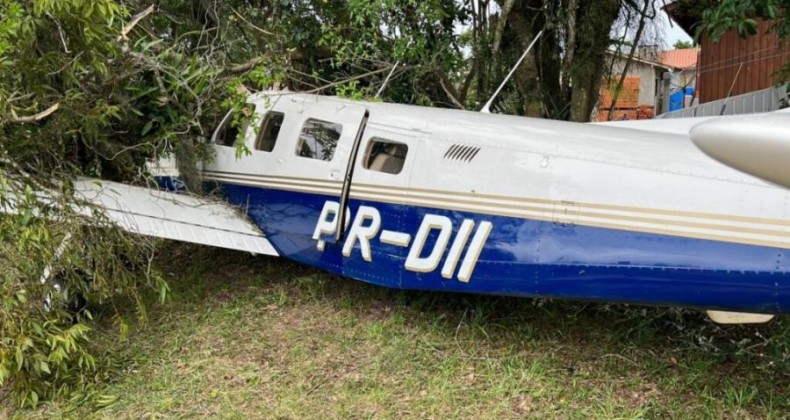 Avião colide com árvores ao aterrissar em Santa Catarina.