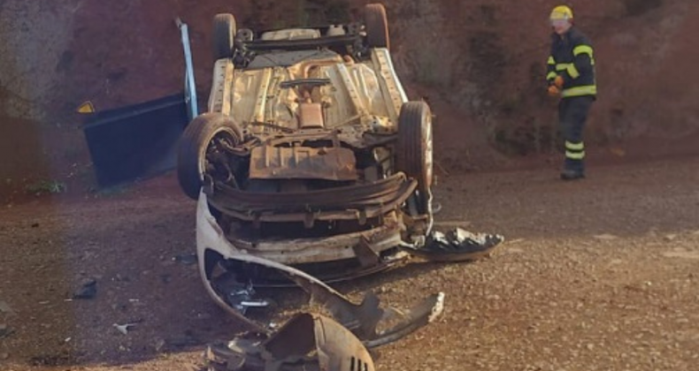 Carro cai de barranco de sete metros na SC-283.