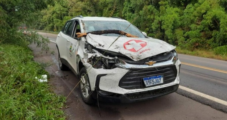 Carro da saúde se envolve em acidente no Oeste de SC.