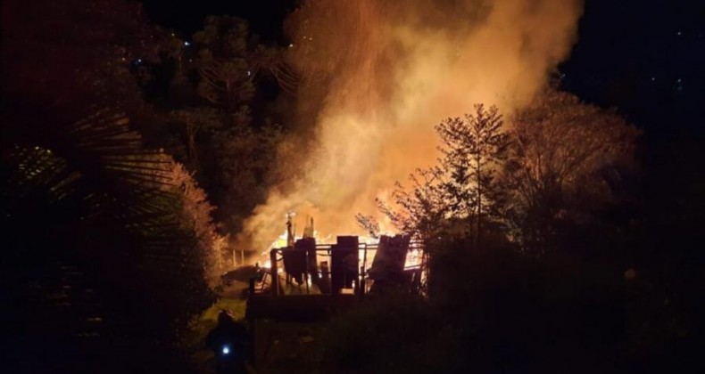 Casa abandonada fica completamente destruída após incêndio em Capinzal.
