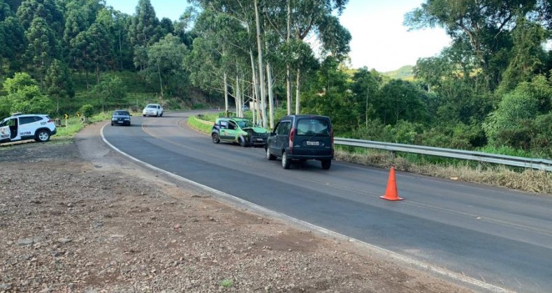 Colisão frontal é registrada na SC 160 em Saltinho.