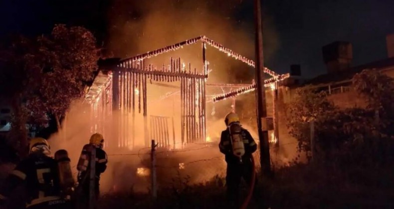 Corpo carbonizado é encontrado em casa destruída por incêndio.