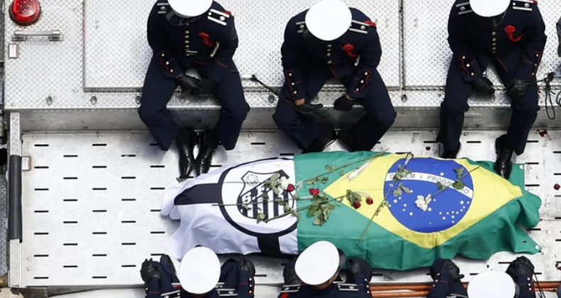 Corpo de Pelé é sepultado em cemitério vertical em Santos-SP.