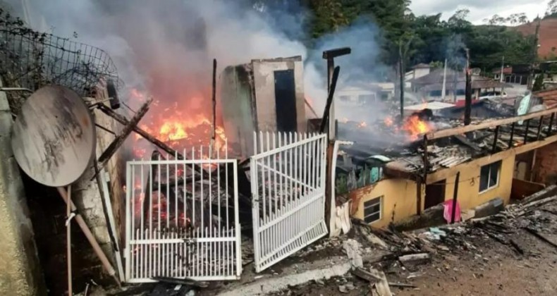 Criança de 4 anos morre após residência pegar fogo em SC.