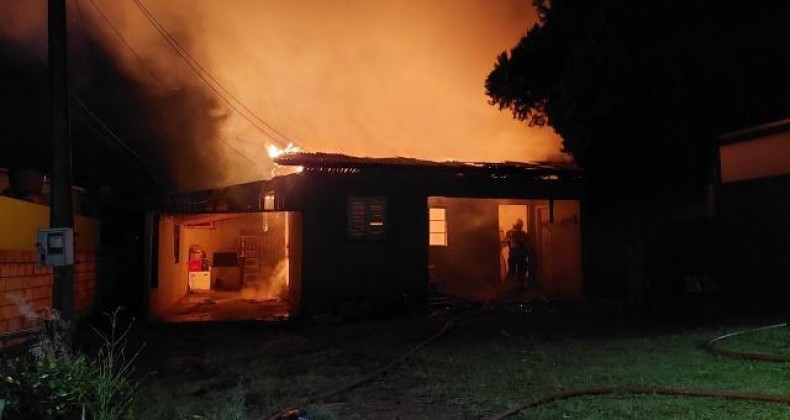 Família viaja e residência é destruída por incêndio no Oeste de SC.