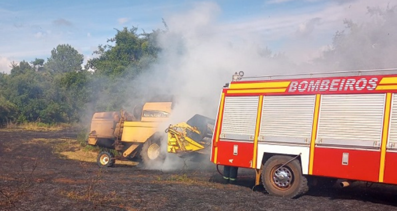 Maquinário agrícola é consumida pelo fogo no Meio-Oeste.