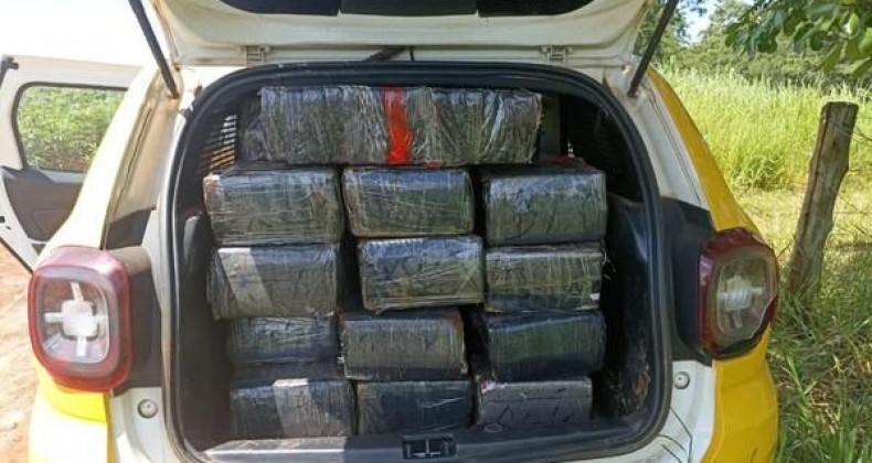 Mulher com 700 kg de maconha é assaltada, chama polícia e é presa.