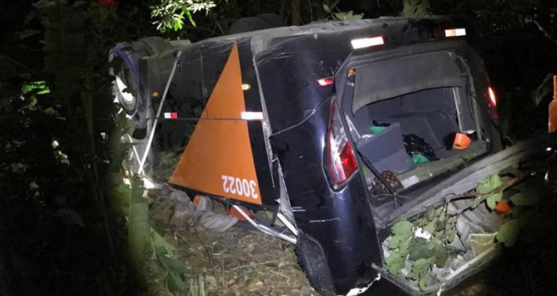 Ônibus com time de futebol cai de ponte e deixa mortos e feridos.
