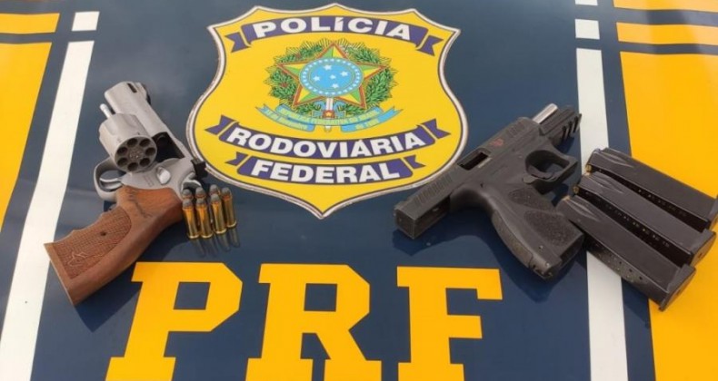 PRF apreende pistola, revólver e munições na BR-282 em Chapecó.