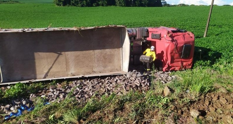 Quatro pessoas ficam feridas após caminhão tombar em Campo Erê.