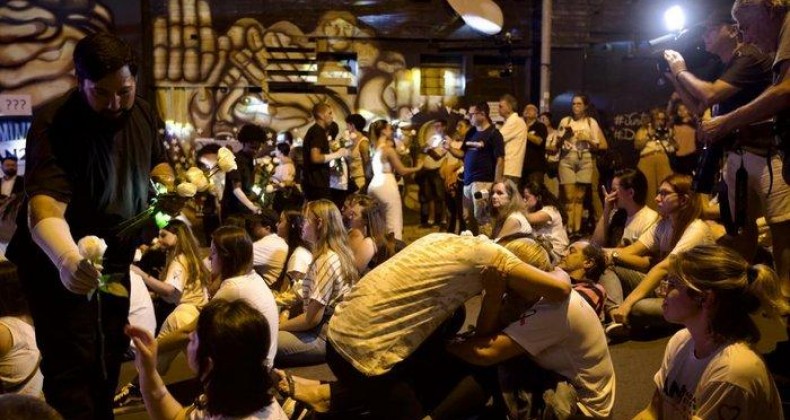 Vigília em frente à boate Kiss marca os 10 anos da tragédia.