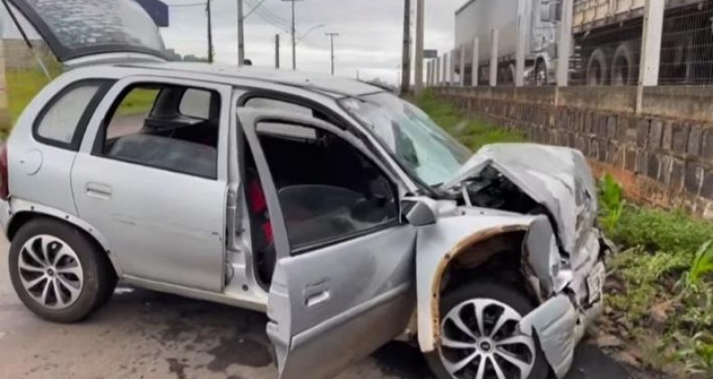 Violenta colisão de carro contra muro é registrada em Pinhalzinho.