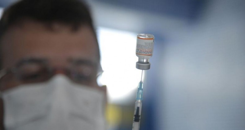 Brasil começa a aplicar vacina bivalente contra covid-19.