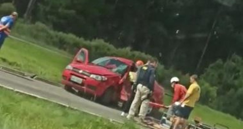 Colisão entre carro e caminhão deixa três pessoas feridas em SC.