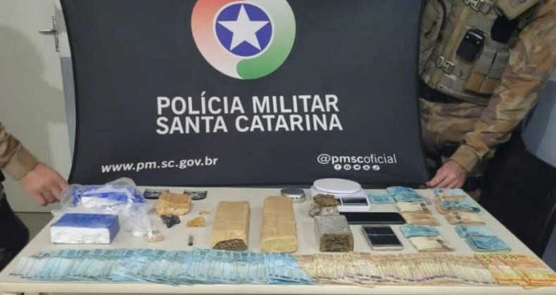 Dois homens são presos com R$ 23 mil e drogas em Chapecó.