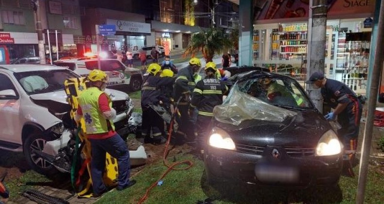 Dois veículos colidem no centro de São Miguel do Oeste.
