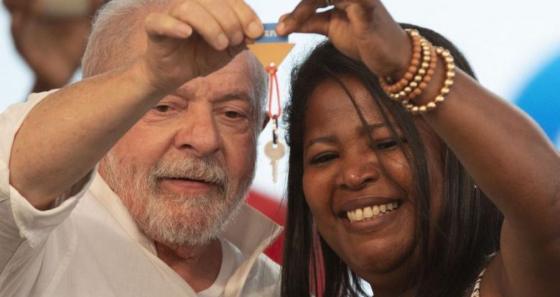 Lula assina medida provisória que retoma o Minha Casa, Minha Vida.