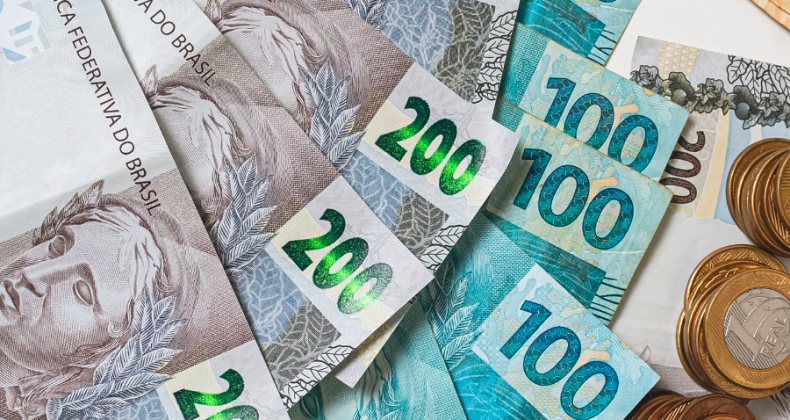 Lula confirma aumento do salário mínimo para R$ 1.320 em maio.