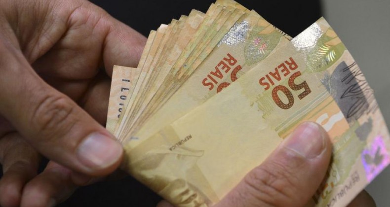 Mais de 2,7 milhões poderão sacar abono salarial a partir de abril.