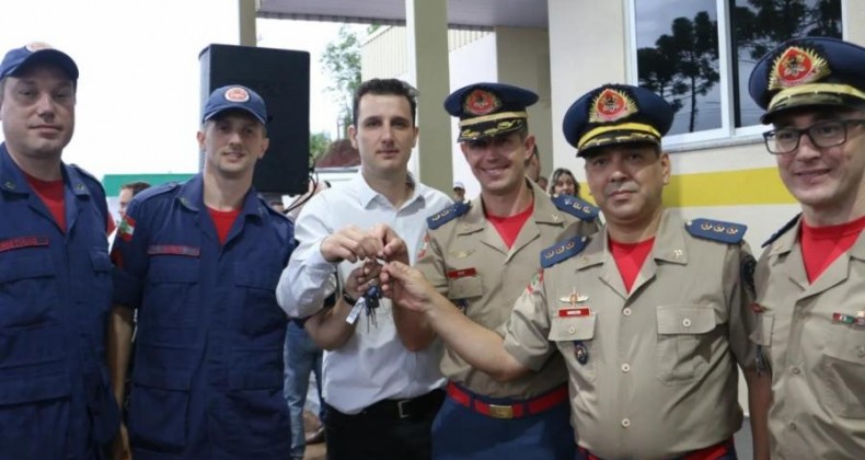 Maravilha recebe novo caminhão do Corpo de Bombeiros.