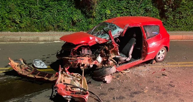 Mulher morre após colisão frontal entre carro e micro-ônibus em SC.