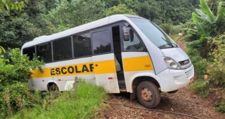 Ônibus escolar sai na pista e quase cai em barranco no Oeste de SC.
