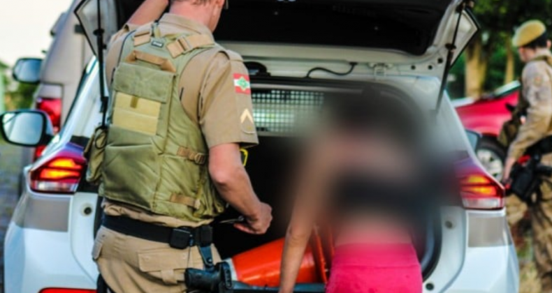 PM prende mulher por tráfico de drogas em São Miguel do Oeste.