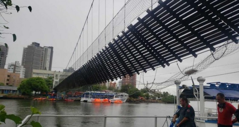 Ponte suspensa entre SC e RS rompe e moradores caem em rio.