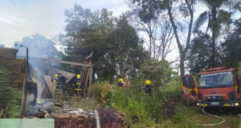 Residência é destruída pelo fogo no interior do Oeste de SC.