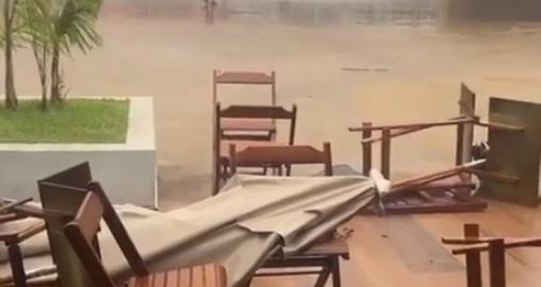 Temporal provoca alagamentos em SC.