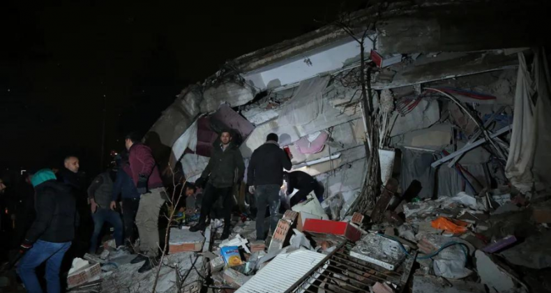 Terremoto de magnitude 7,8 mata mais de 1,2 mil na Turquia e Síria.