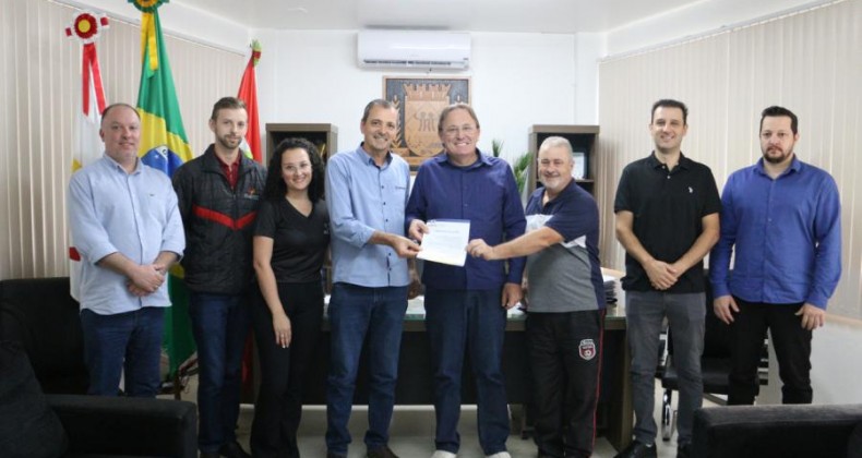 Trecho da Rua Pastor Armando Klass vai receber muro de contenção.