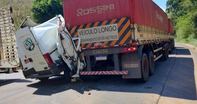 Acidente deixa condutor de van hospitalar ferido em Iraceminha.