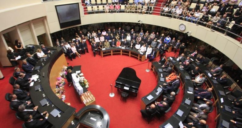 Alesc aprova reajuste de 7,43% no salário mínimo regional.