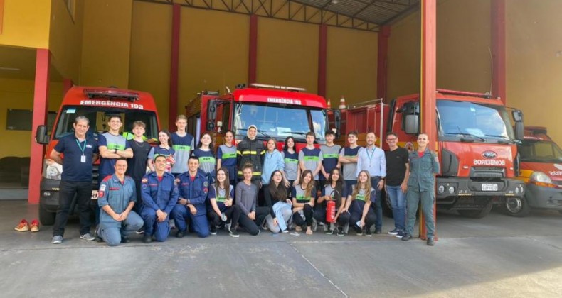 Alunos do Colégio DOM de Maravilha conhecem rotina dos bombeiros.