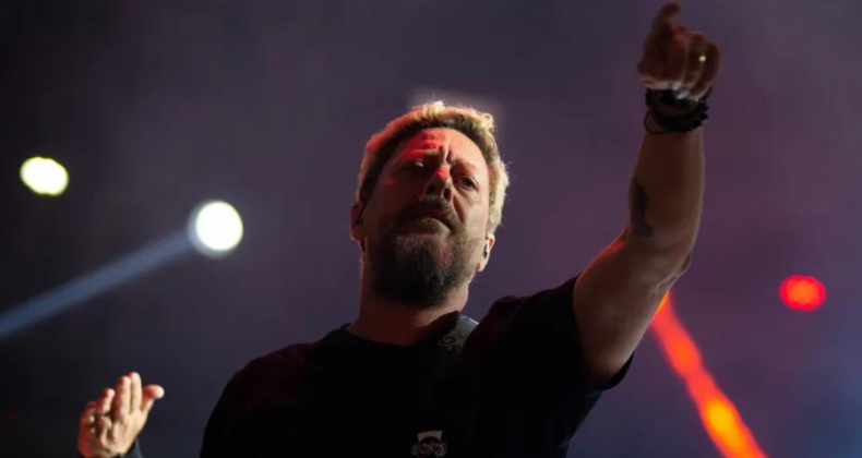 Canisso, baixista do Raimundos, morre aos 57 anos.