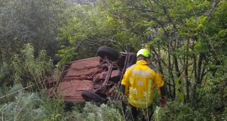 Carro sai da pista, capota e desce ribanceira de 40 metros em Chapecó.