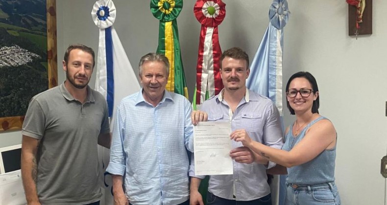 Celso Maldaner entrega R$ 500 mil para saúde durante visita a município.