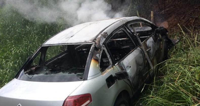 Citroën pega fogo depois de saída de pista e choque em barranco.