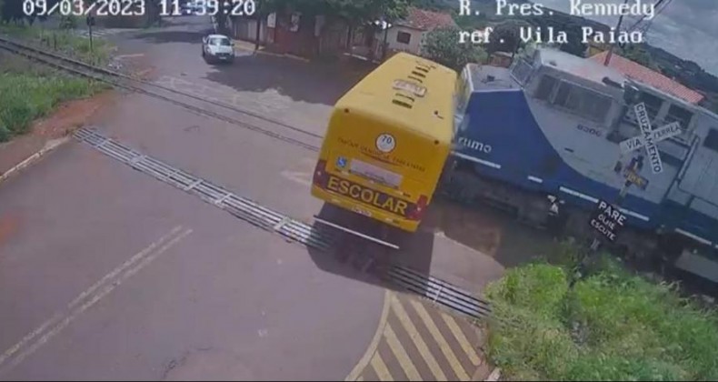 Duas meninas morrem em acidente entre trem e ônibus escolar da Apae.