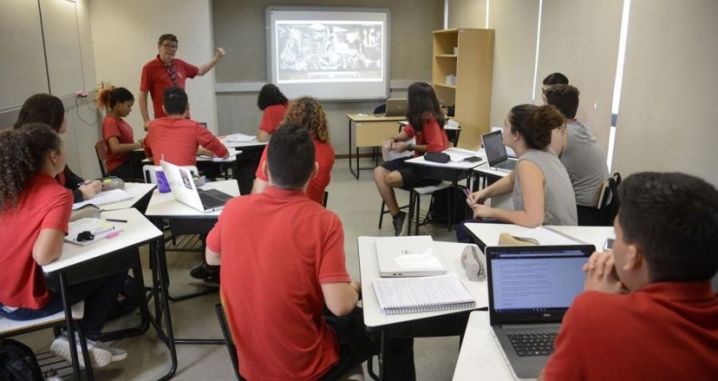 Especialistas pedem revogação do novo ensino médio.
