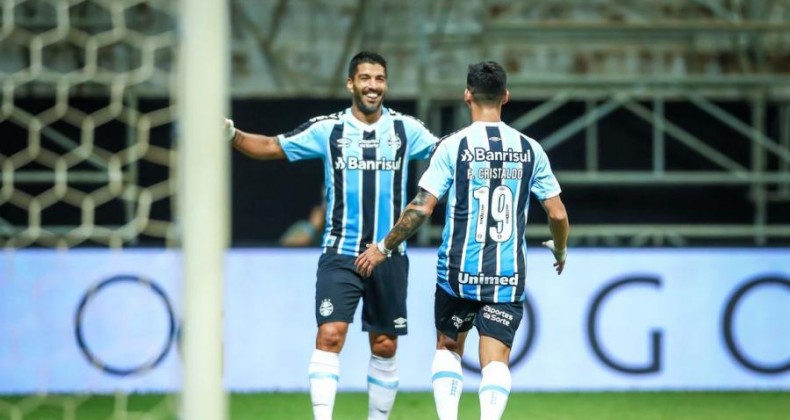 Grêmio vence no Mané Garrincha e avança na Copa do Brasil.