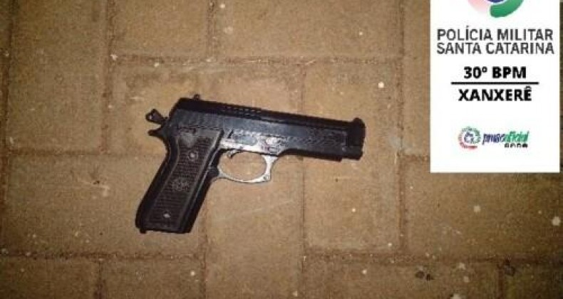 Homem é flagrado com arma de fogo falsa e facão no Oeste de SC.